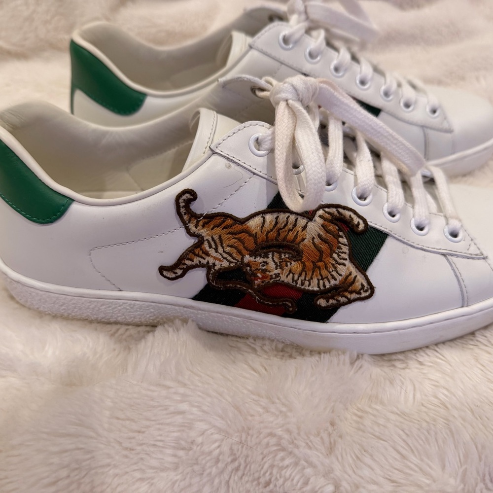 Women’s Low Top Gucci Sneakers with Tiger Embroidery